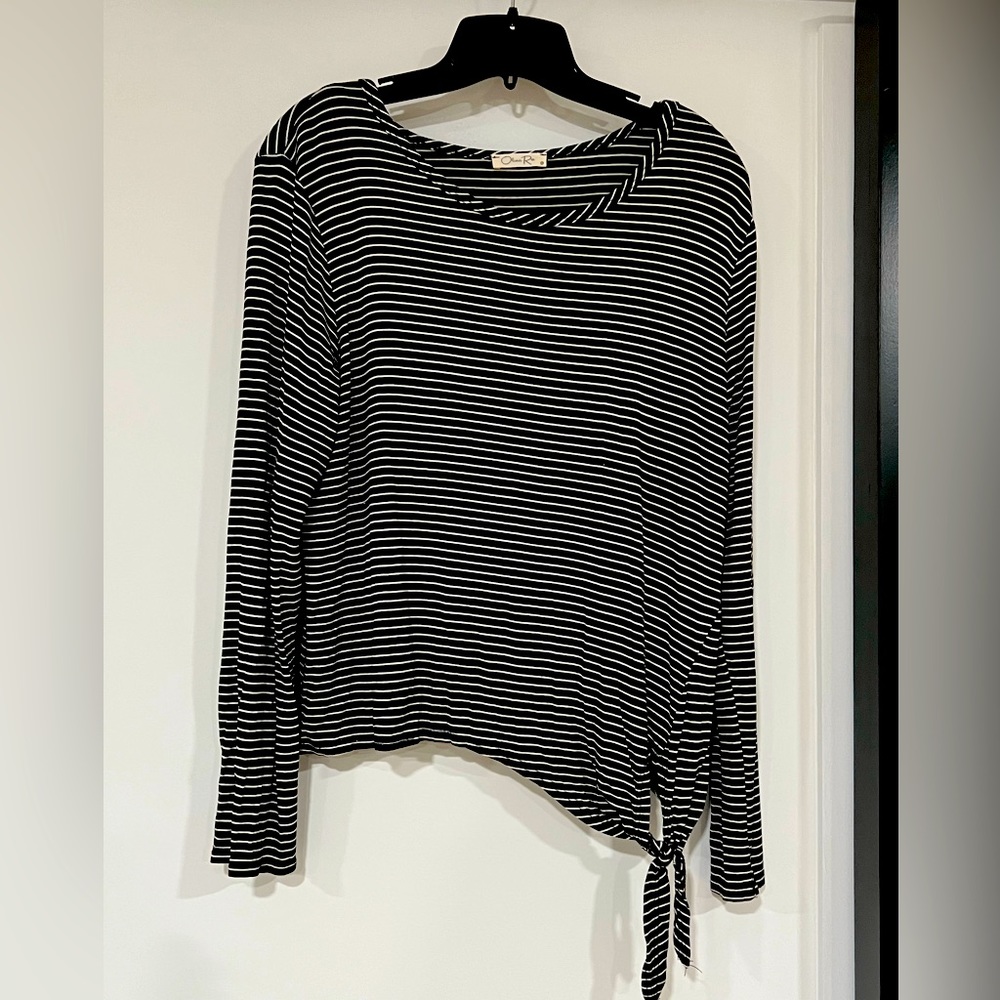 Olivia Rae black & white front tie top.  Smoke free home. Size XL